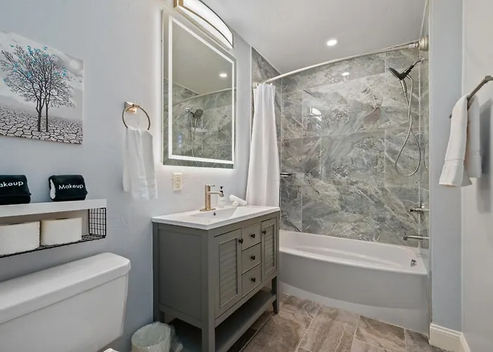 Upscale King Bed With Full Workspace And Free Parking Apartment *