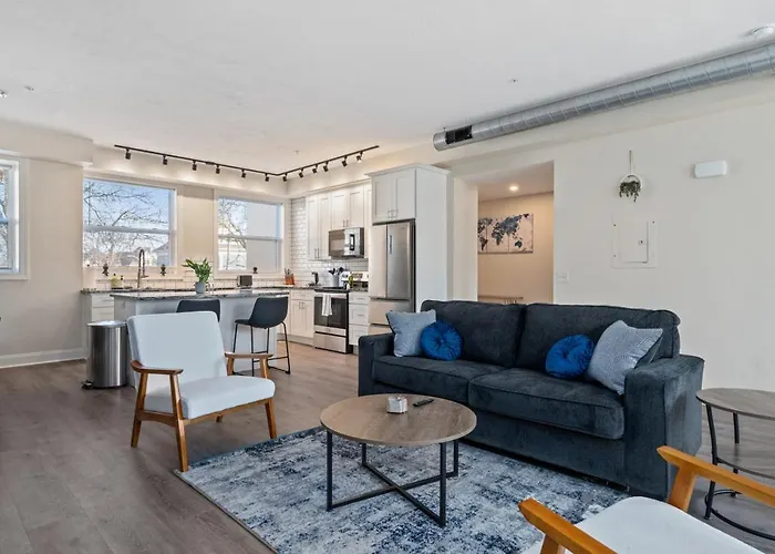 Upscale King Bed With Full Workspace And Free Parking Apartment *
