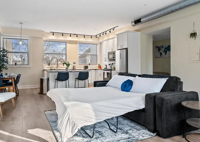 Apartment Upscale King Bed With Full Workspace And Free Parking *