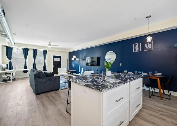 Upscale King Bed With Full Workspace And Free Parking Apartment *