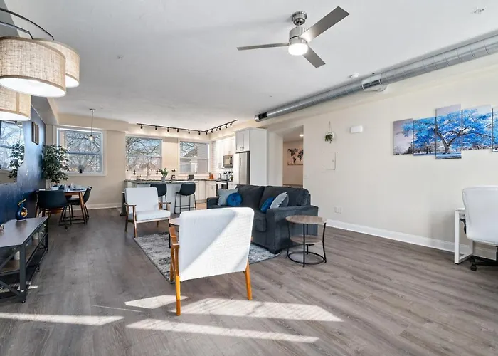 Upscale King Bed With Full Workspace And Free Parking Apartment