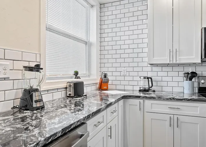 Upscale King Bed With Full Workspace And Free Parking Apartment *