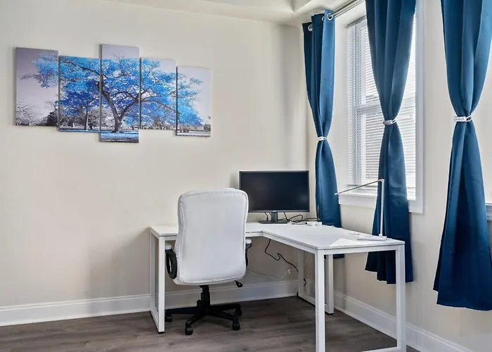 Apartment Upscale King Bed With Full Workspace And Free Parking *