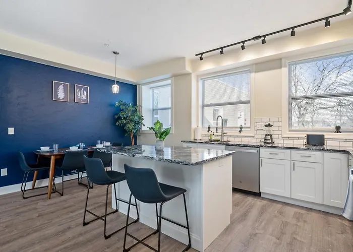 Apartment Upscale King Bed With Full Workspace And Free Parking *