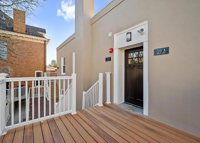 Upscale King Bed With Full Workspace And Free Parking Apartment