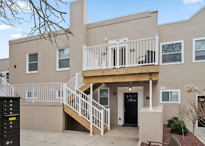Apartment Upscale King Bed With Full Workspace And Free Parking *