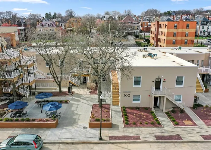 Upscale King Bed With Full Workspace And Free Parking