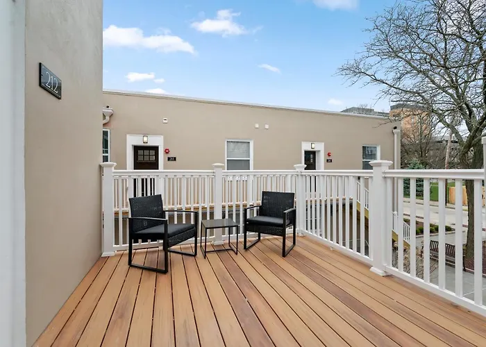Upscale King Bed With Full Workspace And Free Parking *